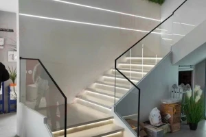 Cầu Thang Kính Hiện Đại – Thi Công Gọn Gàng, Đúng Cam Kết Thời Gian