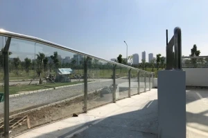 Lan Can Kính Cường Lực – Tối Ưu Thẩm Mỹ và Tiến Độ Bàn Giao
