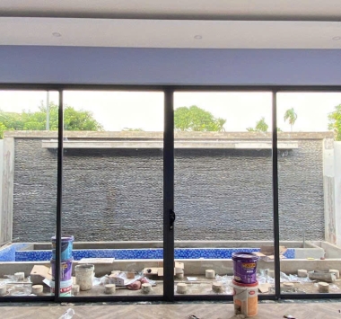 Thi công vách kính cường lực