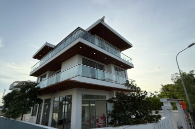 Cầu thang lan can kính Bình Tân