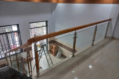 Cầu thang lan can kính Bình Tân