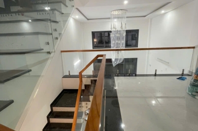 Cầu thang lan can kính Bình Tân