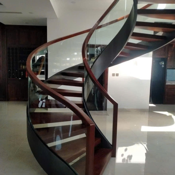 Cầu thang kính cong