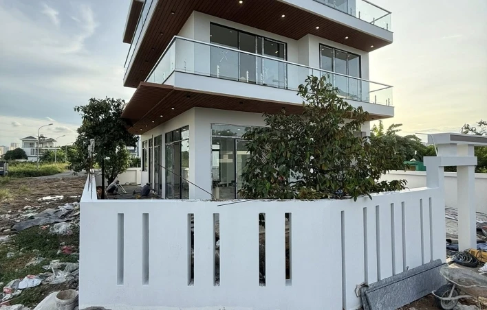 Lắp đặt nhôm xingfa nhập khẩu lan can kính cường lực công trình Quận 9