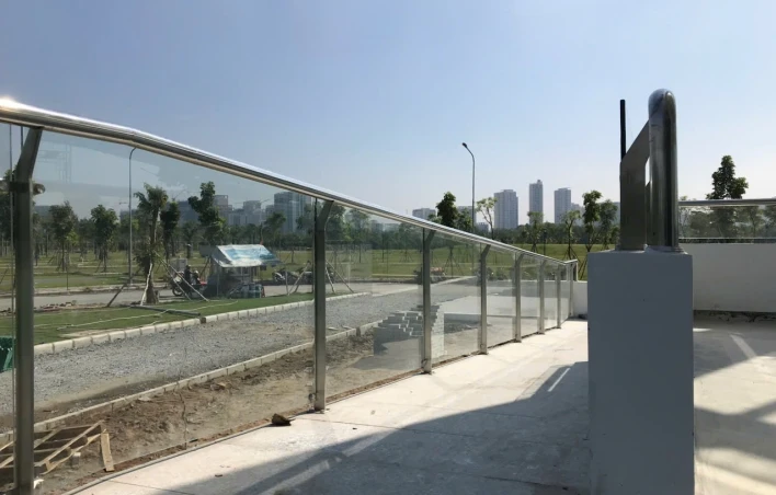 Lan Can Kính Cường Lực – Tối Ưu Thẩm Mỹ và Tiến Độ Bàn Giao